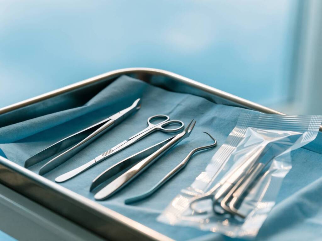 Strumentario chirurgico sterile per chirurgia orale e implantologia