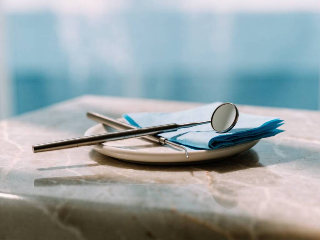 Specchietto e sonda dentale su un piattino, strumenti per la visita di controllo
