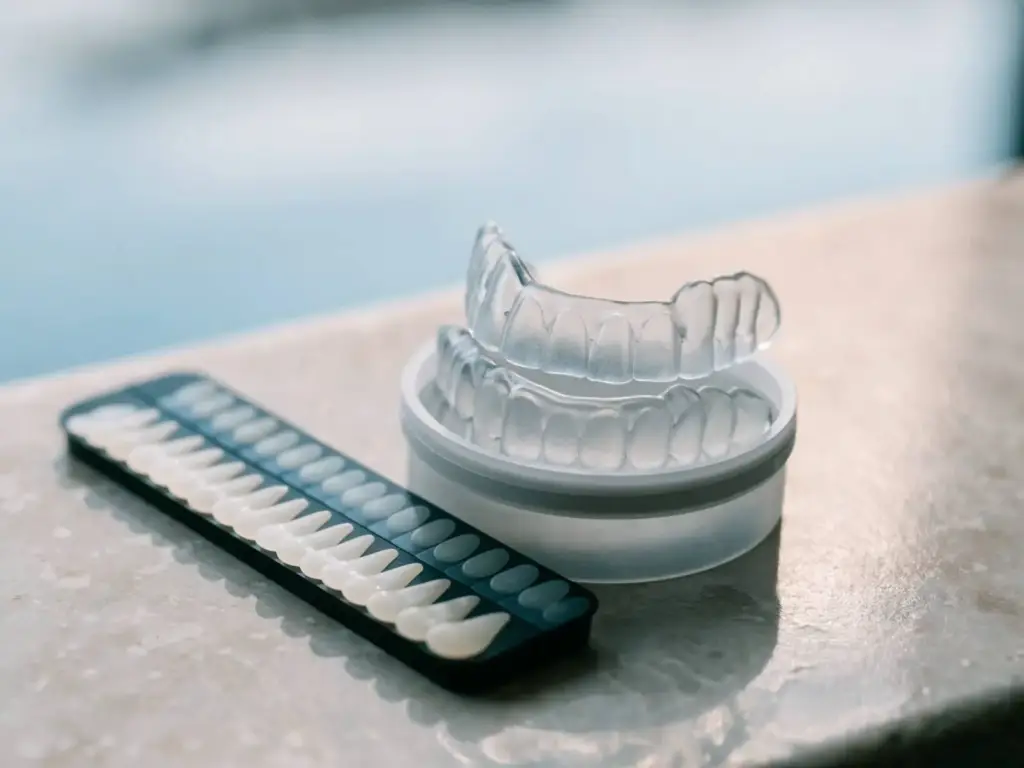 Mascherine trasparenti per lo sbiancamento dentale domiciliare e scala colori dei denti